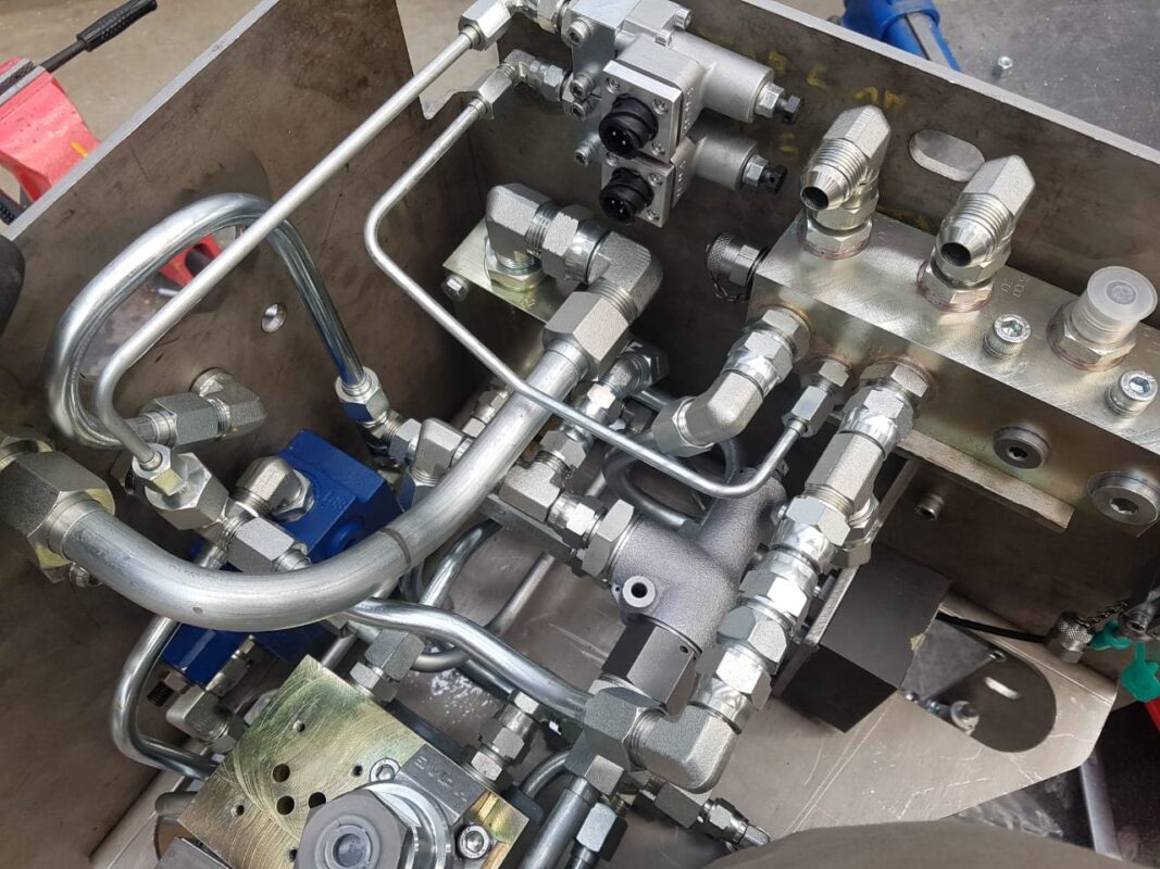 Hydraulic manifold panel with valves, tube and fittings assembled in the workshop