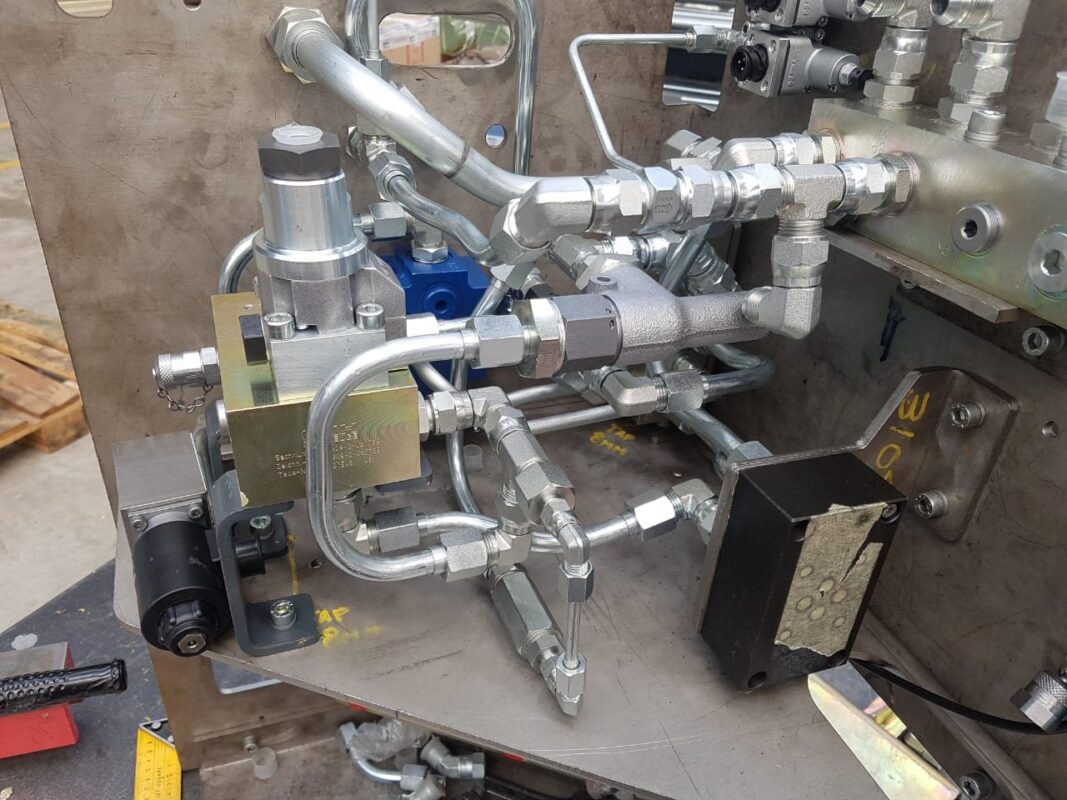 Hydraulic valve panel assembly with hard-line tube routing