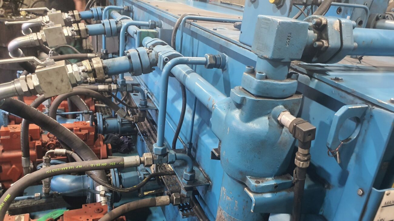 Hydraulic power unit pipework, ball valves and high-pressure hoses