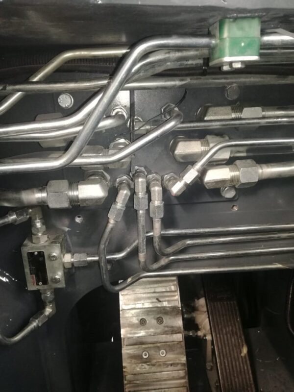 Stainless hydraulic tube routing on a machine