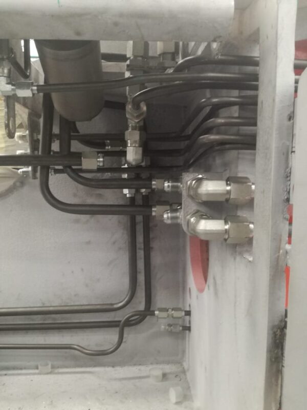 Hard-line hydraulic tubing into a bulkhead manifold