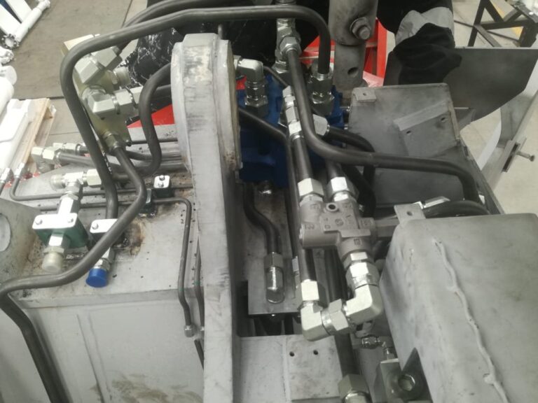 Hydraulic tube routing around a valve block