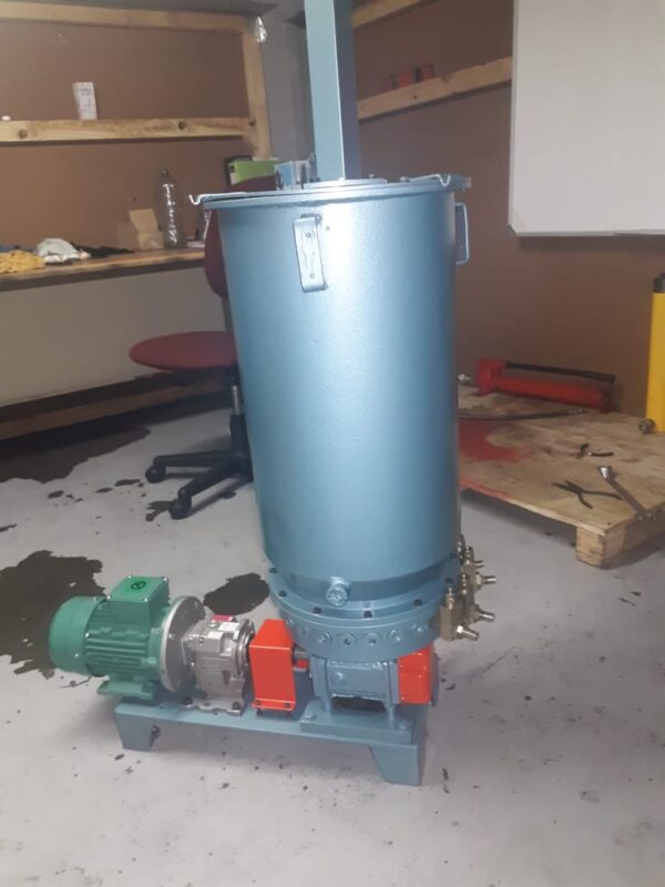 Refurbished lubrication pump with gearbox, ready for delivery