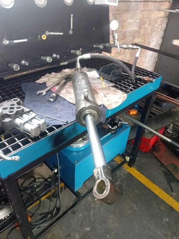 Hydraulic cylinder on the pressure test bench at Hydraulic Squad