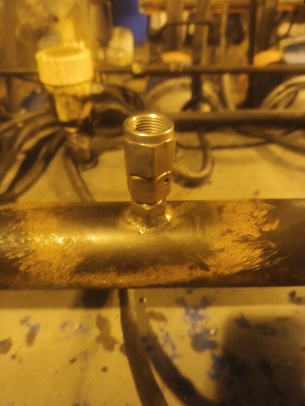 New gauge port welded onto hydraulic pipe