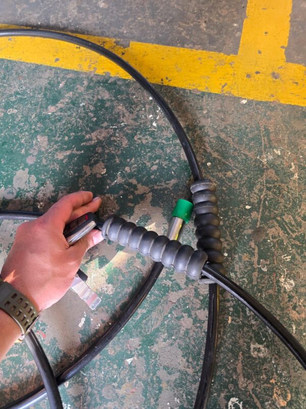 Hydraulic hose assembly with fittings made up in the workshop