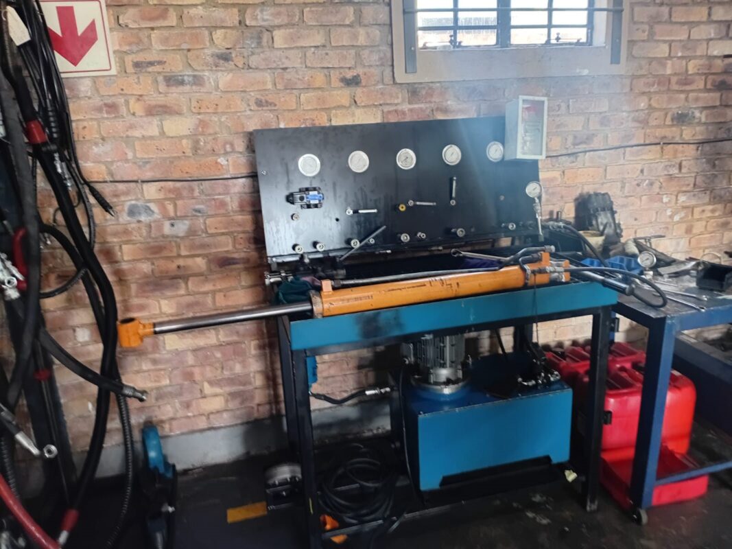Hydraulic cylinder being tested on the Hydraulic Squad test bench
