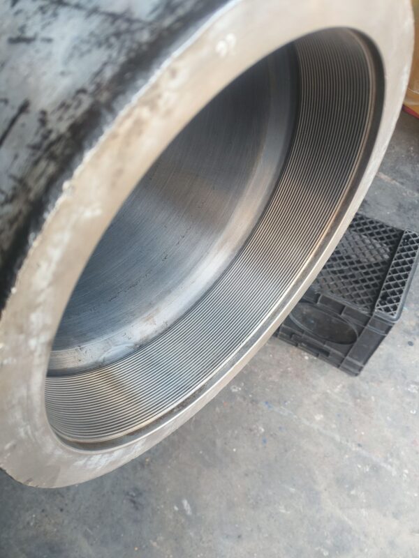 Piston accumulator barrel thread and bore