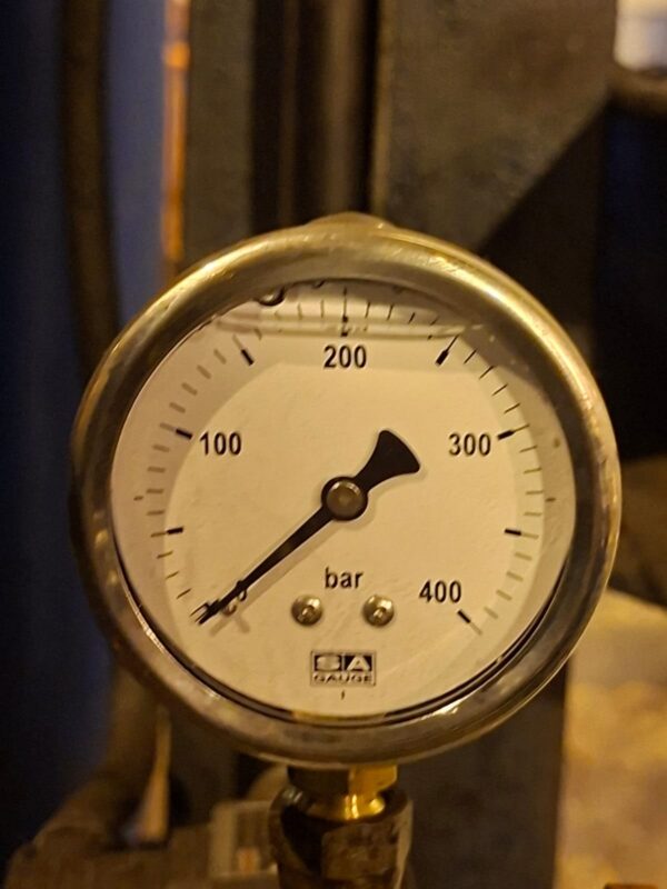 Pressure gauge fitted at the piston accumulator