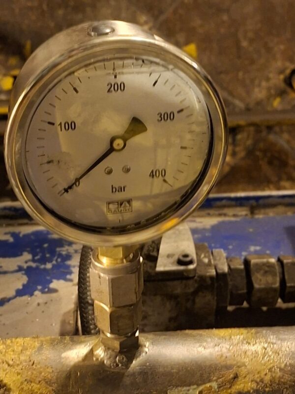 Pressure gauge on the accumulator pressure line