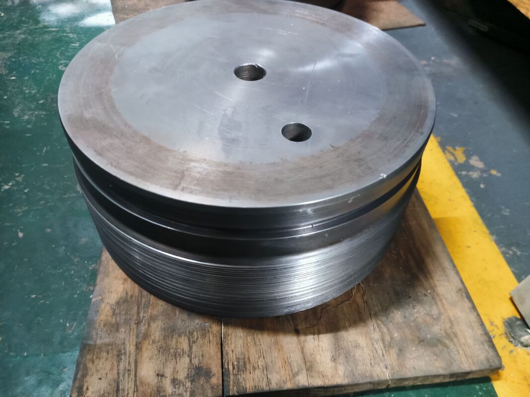 Piston accumulator threaded end cap